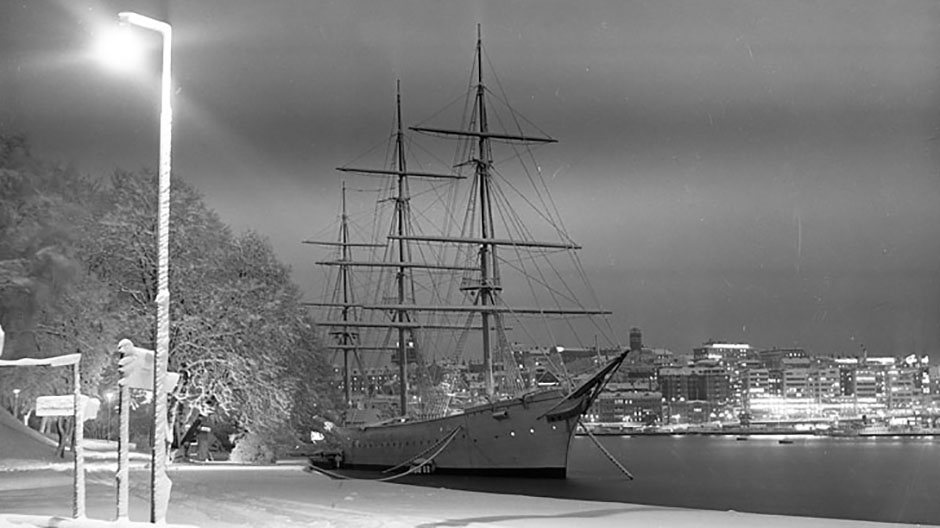 Fullriggaren af Chapman vid kaj vid Skeppsbron, i vinterskrud 1950