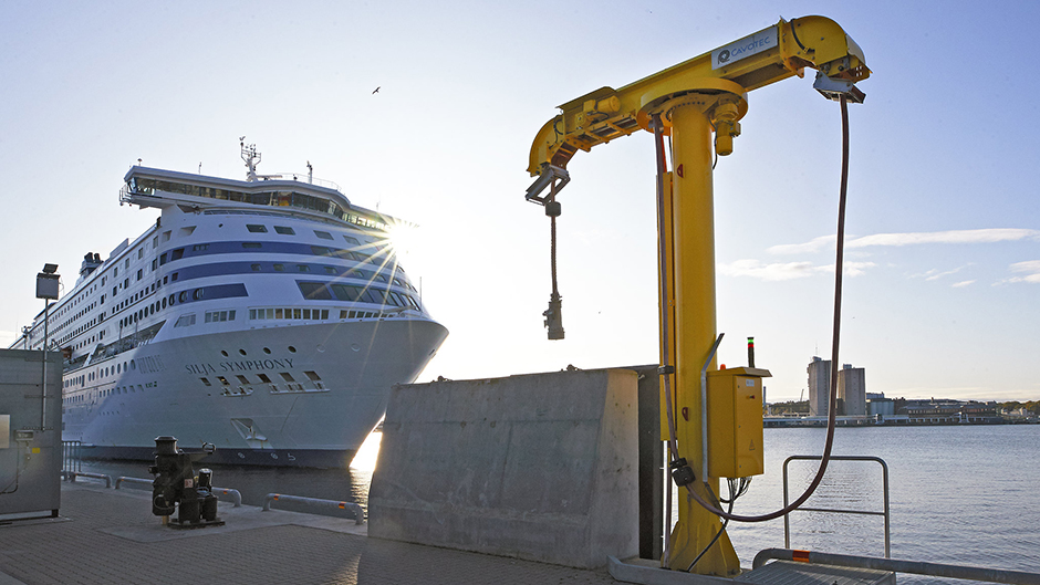 Elanslutning med Tallink Siljas fartyg i bakgrunden