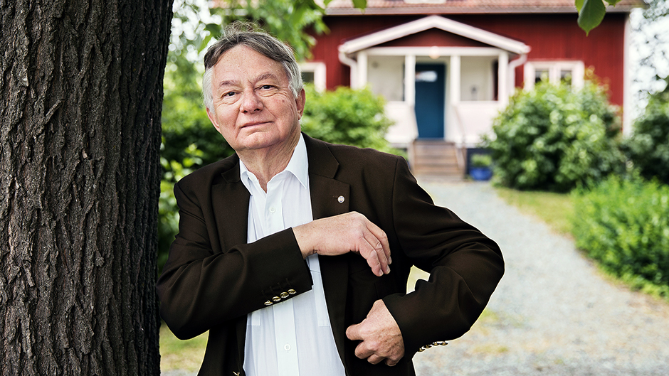 Kurt Lilja framför det lilla röda huset i Frihamnen dit familjen flyttade 1960
