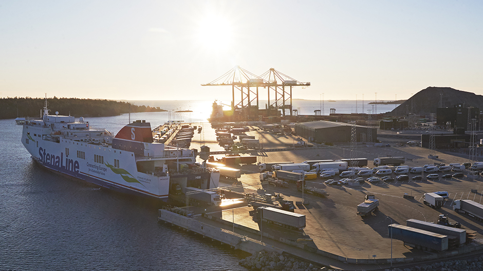 Stockholm Norvik Hamn i vackert motljus