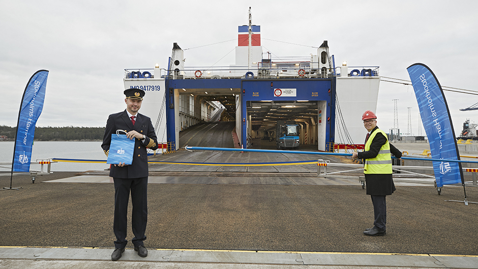 Plakett överlämnades med en lång båtshake, på kajen i Stockholm Norvik Hamn med Stena Lines fartyg i bakgrunden
