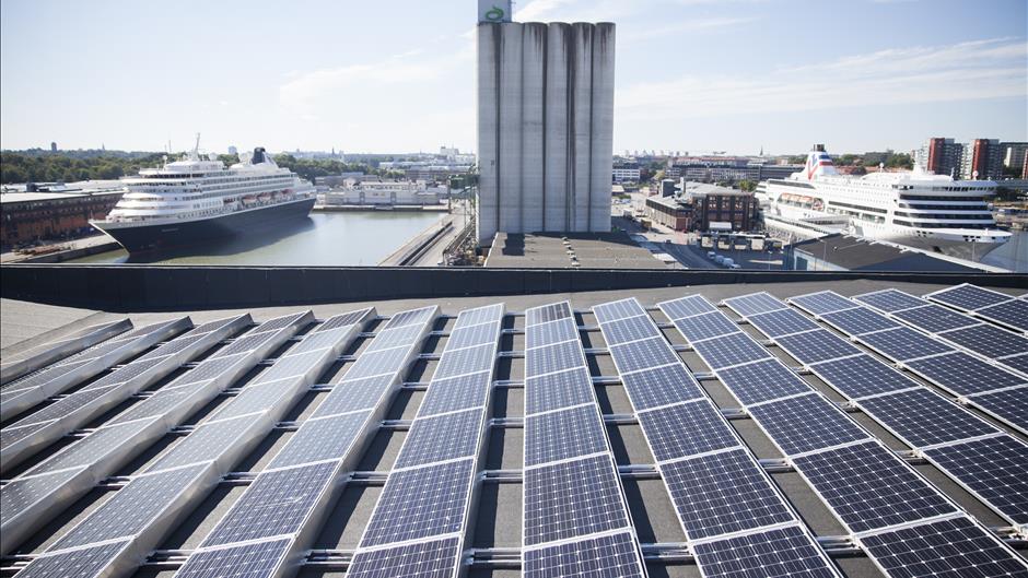 Solceller på taket till Magasin 6 i Frihamnen.
