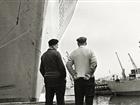 Två stuveriarbetare i Frihamnen 1962 framför lastfartyget M/S Seattle