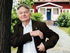 Kurt Lilja framför det lilla röda huset i Frihamnen dit familjen flyttade 1960
