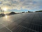 Solpanelerna i Stockholm Norvik med en kran i bakgrunden