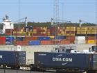Tåg, hamnplan och containerfartyg i Stockholm Norvik Hamn