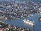 Flygfoto över centrala Stockholm, med ett kryssningsfartyg på boj